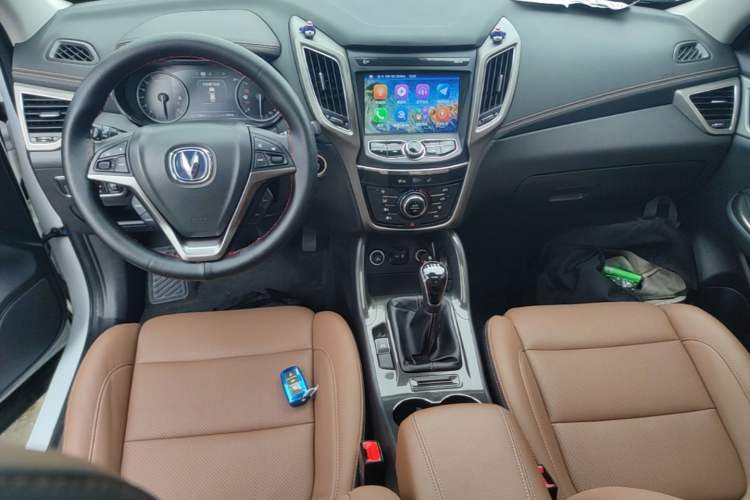 Used CHANGAN CS75 2017 Shangkui Edition 1.5T Manual Fengxiang Model Center Console