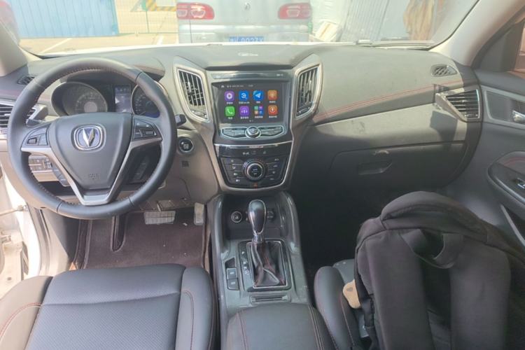 Used CHANGAN CS75 2017 Shangkui Edition 1.5T Automatic Fengyue Model Center Console