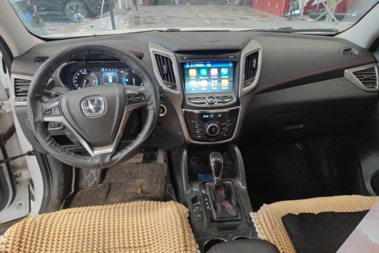 Used CHANGAN CS75 2017 Shangkui Edition 1.5T Automatic Fengxiang Model Center Console