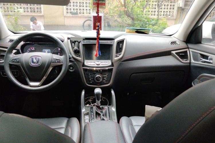 Used CHANGAN CS75 2017 Shangkui Edition 1.5T Automatic Fengxiang Model Center Console