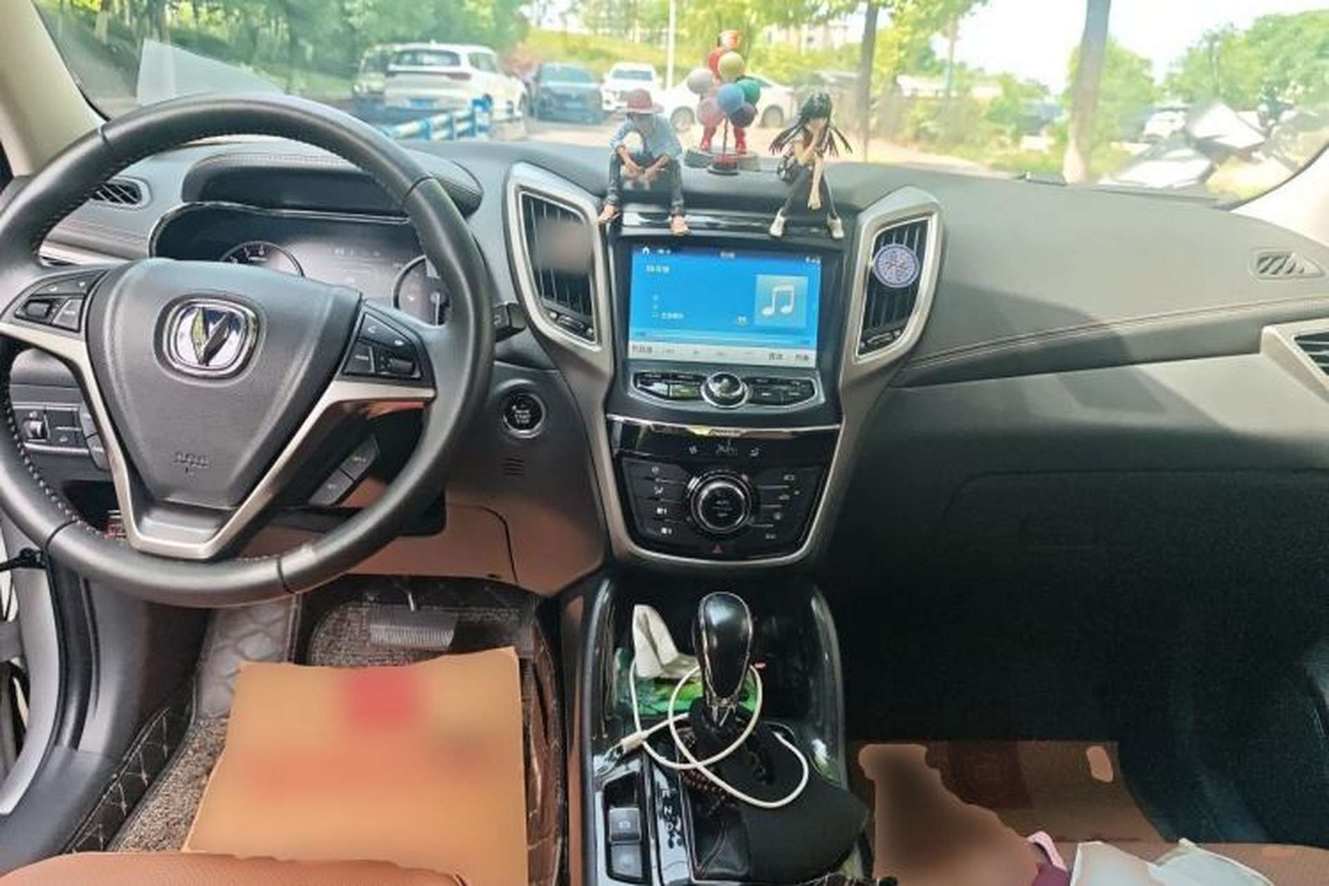 Used CHANGAN CS75 2017 Shangkui Edition 1.5T Automatic Fengxiang Model Center Console