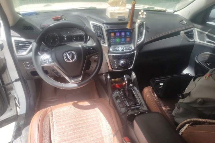 Used CHANGAN CS75 2017 Shangkui Edition 1.5T Automatic Fengxiang Model Center Console