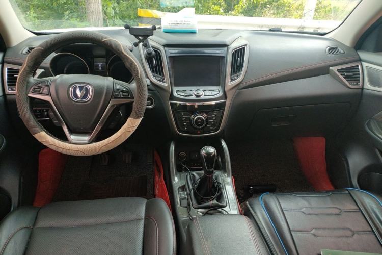 Used CHANGAN CS75 2017 Shangkui Edition 1.5T Manual Fengxiang Model Center Console