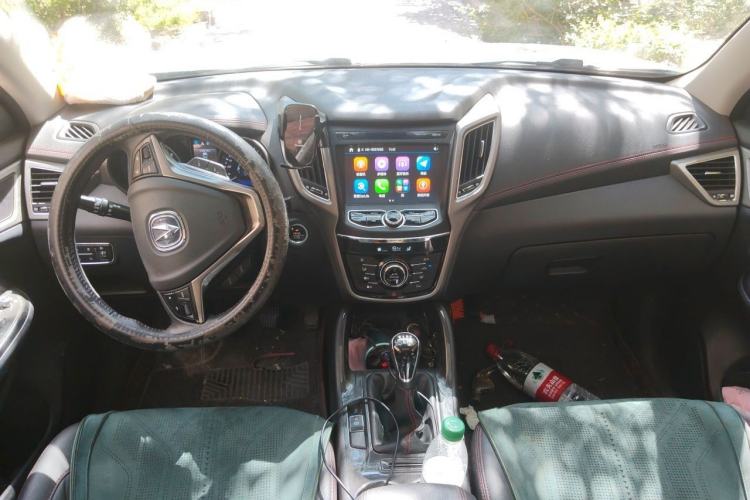 Used CHANGAN CS75 2017 Shangkui Edition 1.5T Manual Fengxiang Model Center Console
