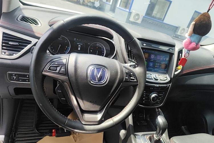 Used CHANGAN CS75 2017 Shangkui Edition 1.5T Automatic Fengxiang Model Center Console