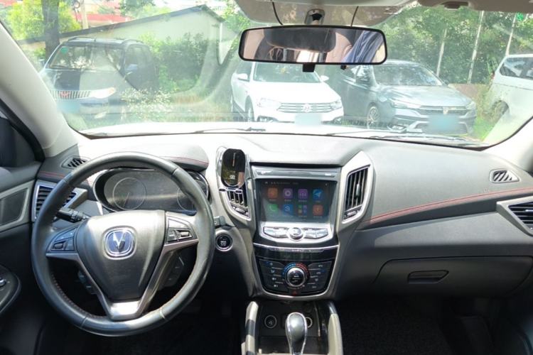 Used CHANGAN CS75 2017 Shangkui Edition 1.5T Automatic Fengxiang Model Center Console