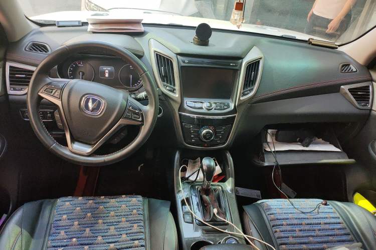 Used CHANGAN CS75 2017 Shangkui Edition 1.5T Automatic Fengxiang Model Center Console
