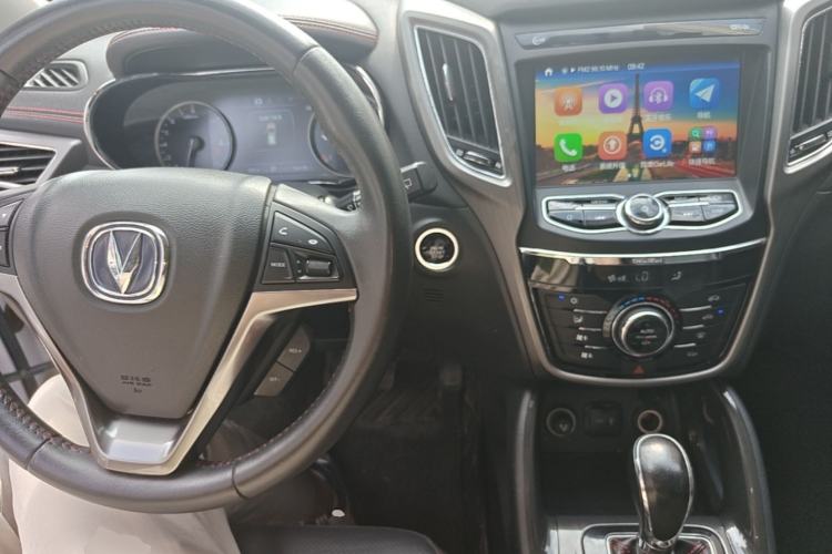 Used CHANGAN CS75 2017 Shangkui Edition 1.5T Automatic Fengxiang Model Center Console