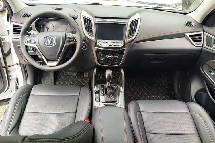 Used CHANGAN CS75 2017 Shangkui Edition 1.5T Automatic Fengxiang Model Center Console