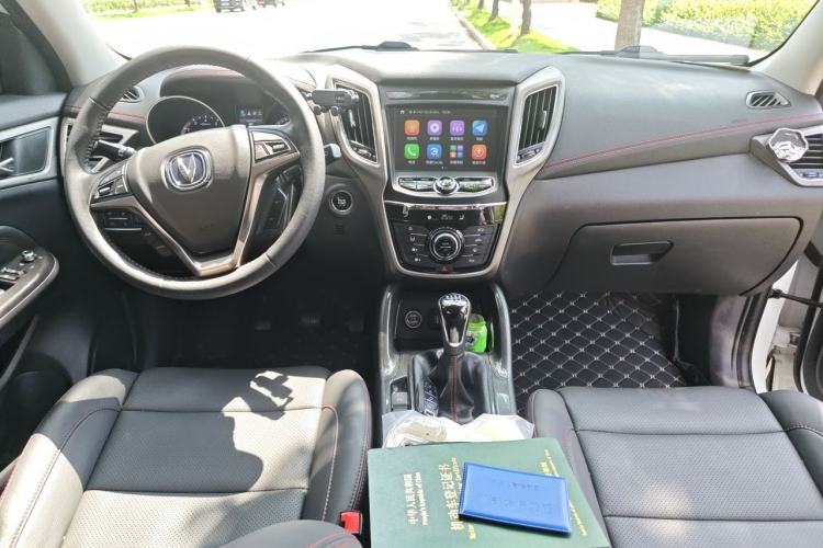 Used CHANGAN CS75 2017 Shangkui Edition 1.5T Manual Fengxiang Model Center Console