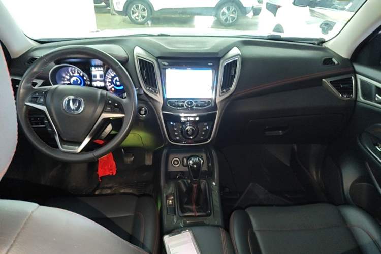 Used CHANGAN CS75 2017 Shangkui Edition 1.5T Manual Fengxiang Model Center Console