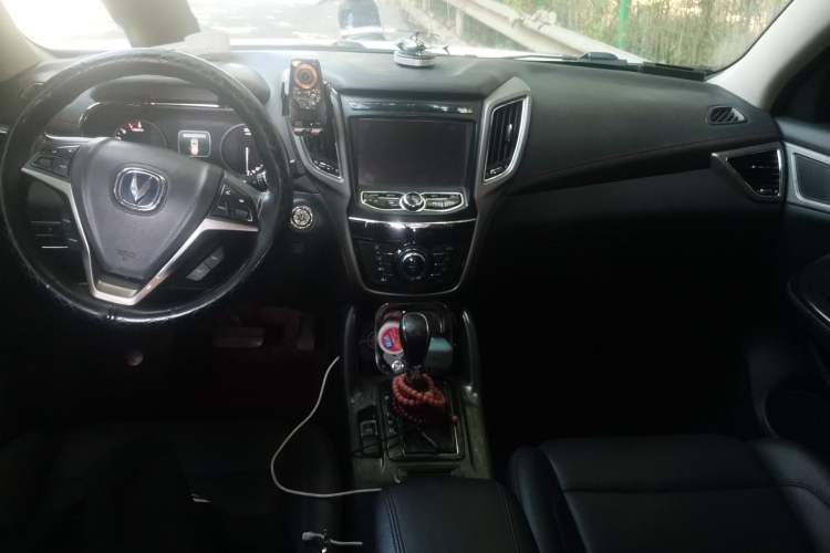 Used CHANGAN CS75 2017 Shangkui Edition 1.5T Automatic Fengxiang Model Center Console