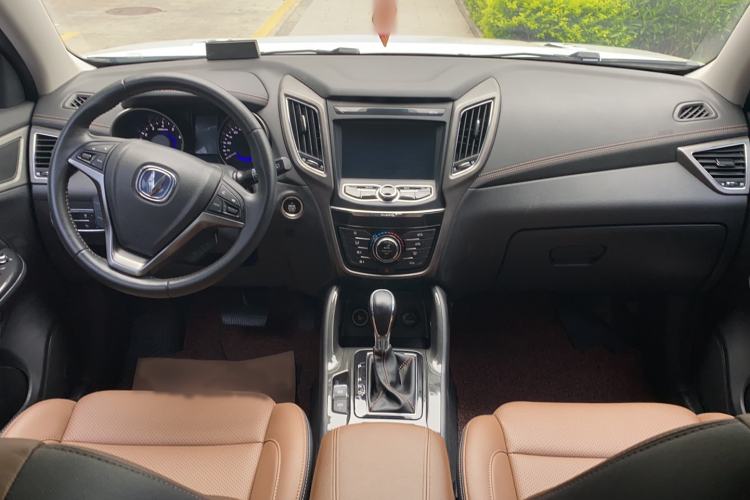 Used CHANGAN CS75 2017 Shangkui Edition 1.5T Automatic Fengyue Model Center Console
