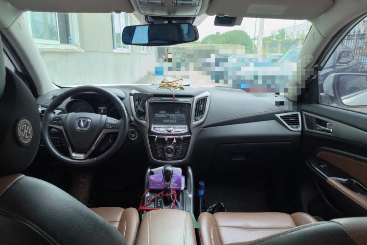 Used CHANGAN CS75 2017 Shangkui Edition 1.5T Automatic Fengyue Model Center Console