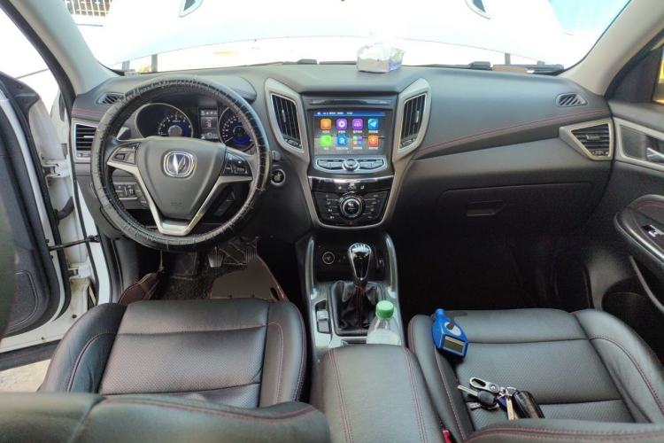 Used CHANGAN CS75 2017 Shangkui Edition 1.5T Manual Fengxiang Model Center Console