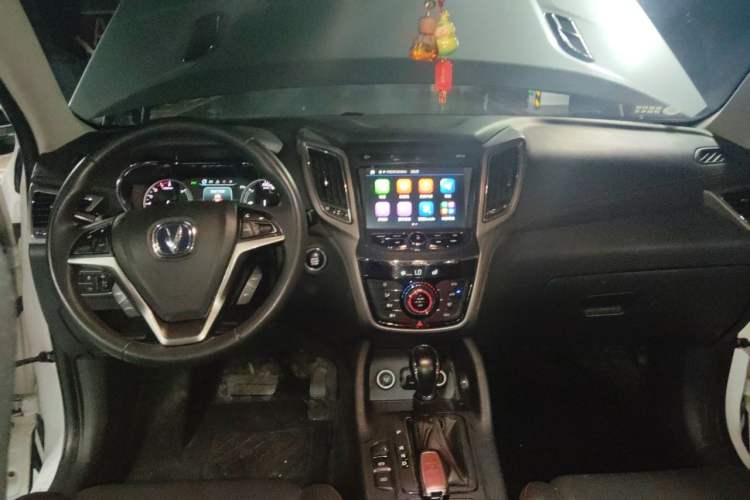 Used CHANGAN CS75 2017 Shangkui Edition 1.5T Automatic Fengxiang Model Center Console