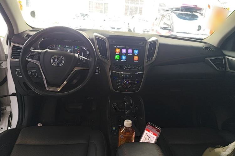 Used CHANGAN CS75 2017 Shangkui Edition 1.5T Automatic Fengxiang Model Center Console