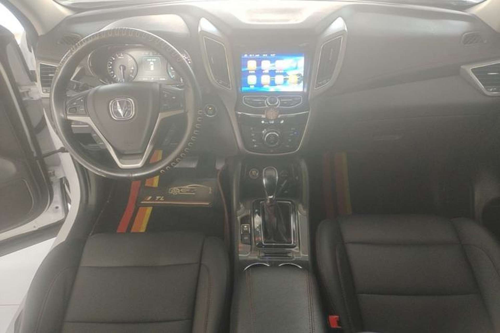Used CHANGAN CS75 2017 Shangkui Edition 1.5T Automatic Fengxiang Model Center Console