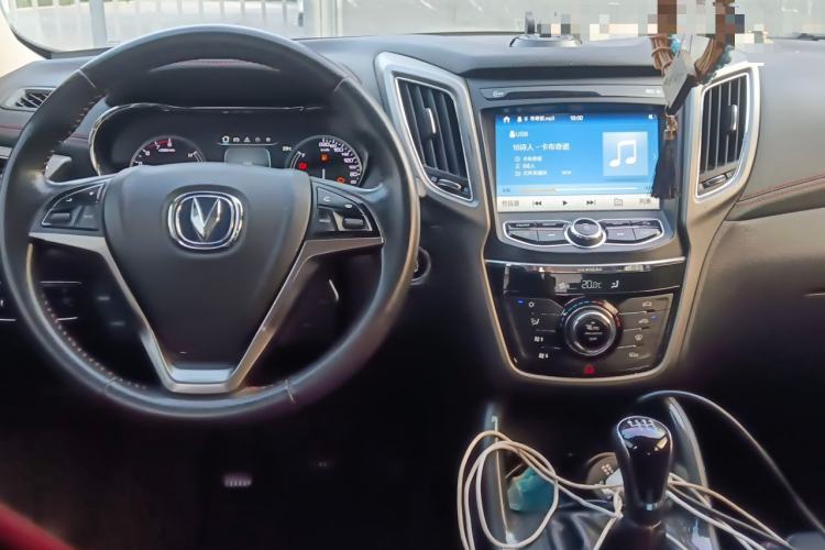 Used CHANGAN CS75 2017 Shangku Edition 1.5T Manual ZhiXiang Model Center Console