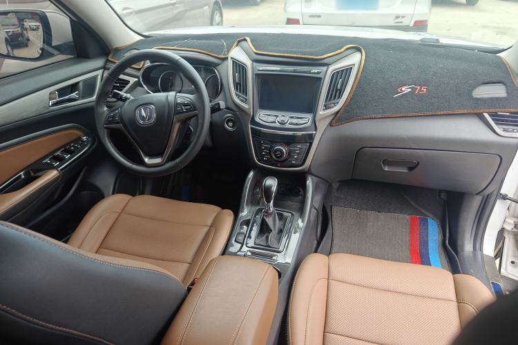 Used CHANGAN CS75 2017 Shangkui Edition 1.5T Automatic Fengxiang Model Center Console