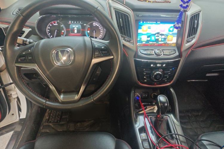 Used CHANGAN CS75 2017 Shangkui Edition 1.5T Automatic Fengxiang Model Center Console