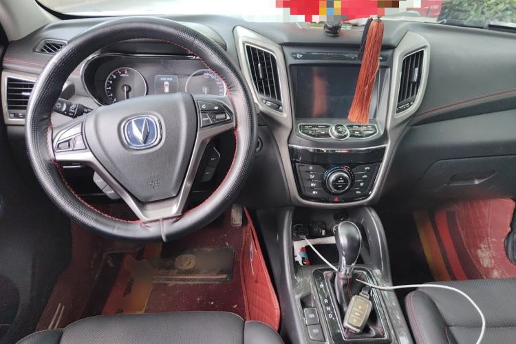 Used CHANGAN CS75 2017 Shangkui Edition 1.5T Automatic Fengxiang Model Center Console
