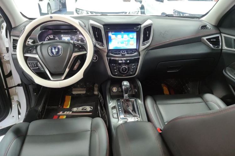 Used CHANGAN CS75 2017 Shangkui Edition 1.5T Automatic Fengxiang Model Center Console