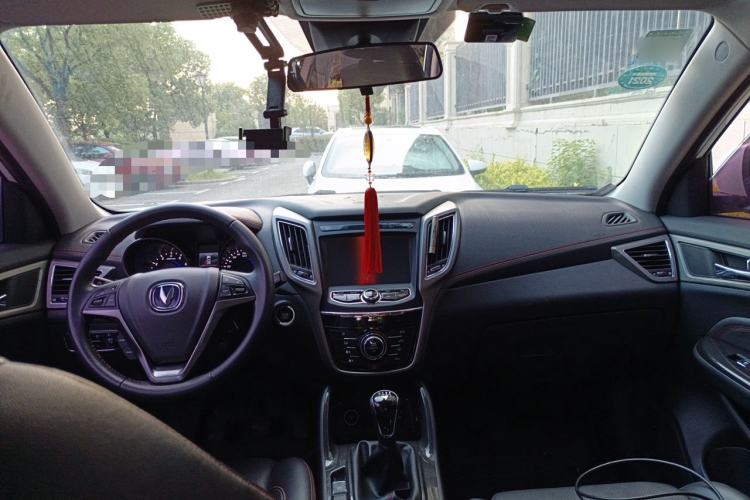 Used CHANGAN CS75 2017 Shangkui Edition 1.5T Manual Fengxiang Model Center Console