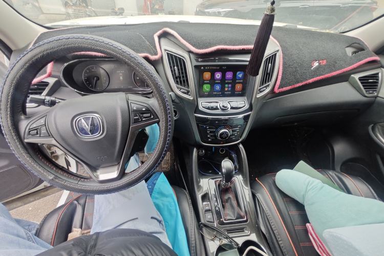 Used CHANGAN CS75 2017 Shangkui Edition 1.5T Automatic Fengxiang Model Center Console