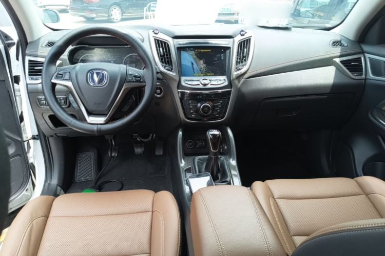Used CHANGAN CS75 2017 Shangkui Edition 1.5T Manual Fengxiang Model Center Console