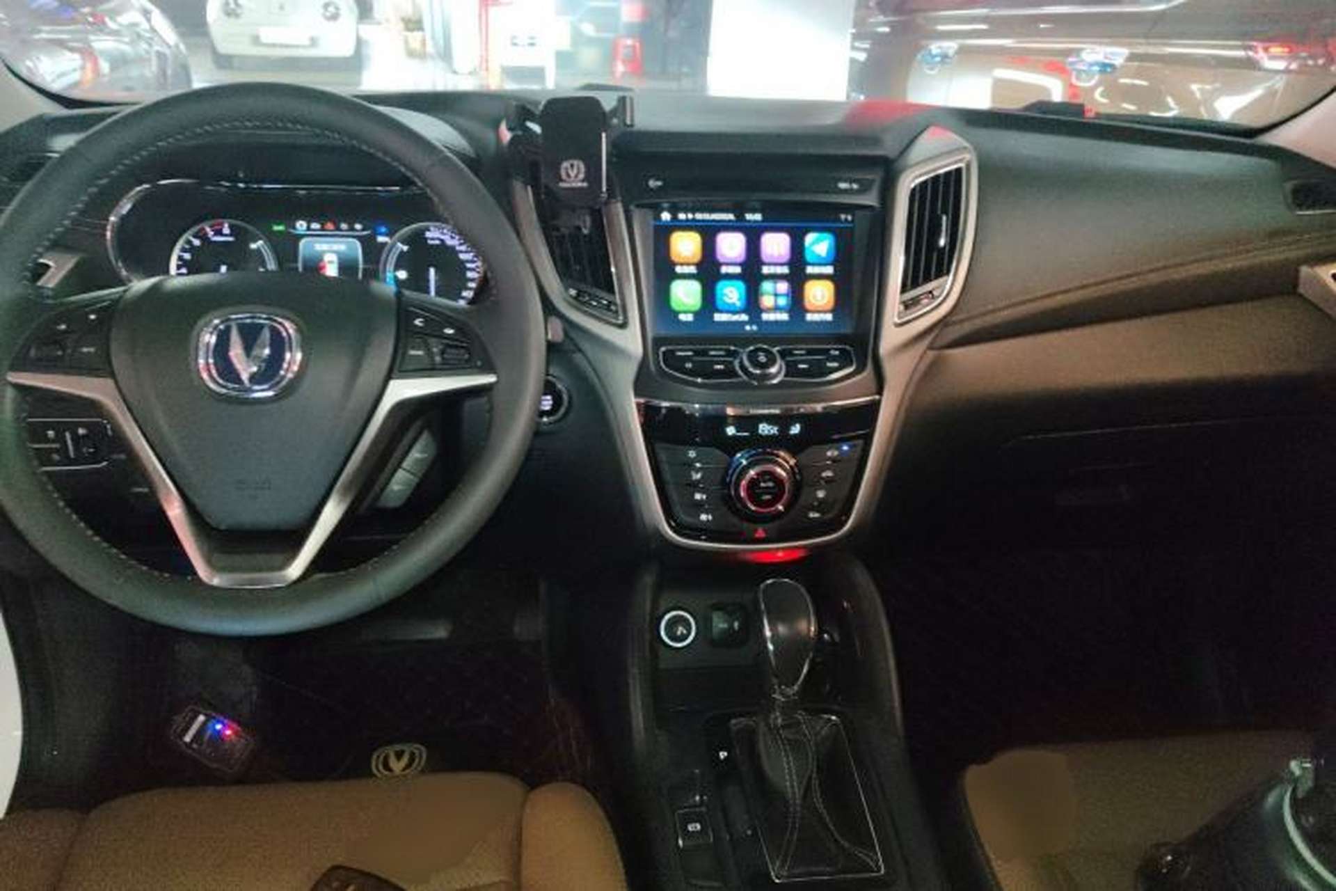 Used CHANGAN CS75 2017 Shangkui Edition 1.8T Automatic All-Wheel-Drive Elite Model Center Console