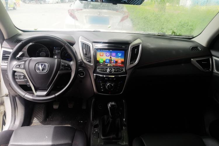 Used CHANGAN CS75 2017 Shangkui Edition 1.5T Manual Fengxiang Model Center Console