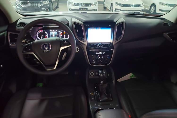 Used CHANGAN CS75 2017 Shangkui Edition 1.5T Automatic Fengxiang Model Center Console
