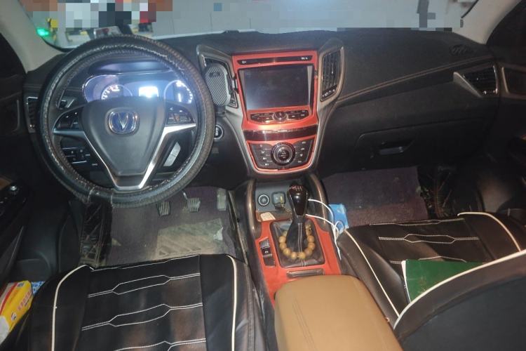 Used CHANGAN CS75 2017 Shangkui Edition 1.5T Manual Fengxiang Model Center Console