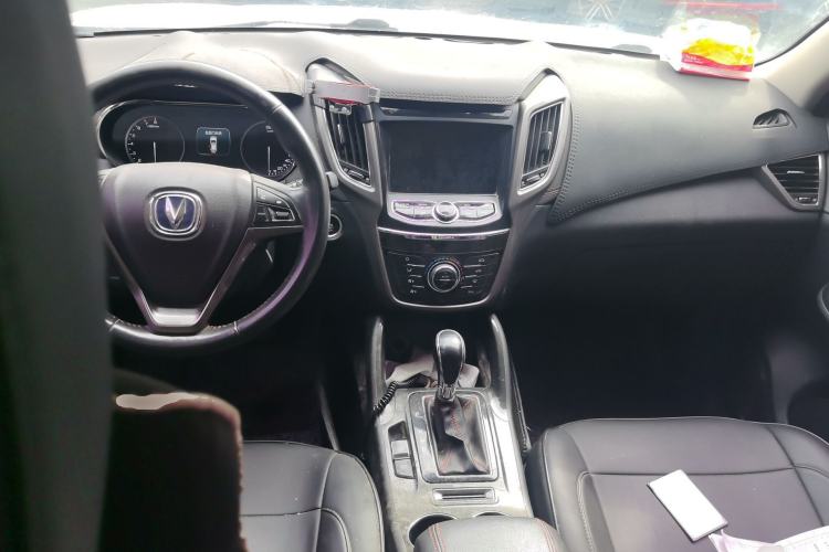 Used CHANGAN CS75 2017 Shangkui Edition 1.5T Automatic Fengxiang Model Center Console