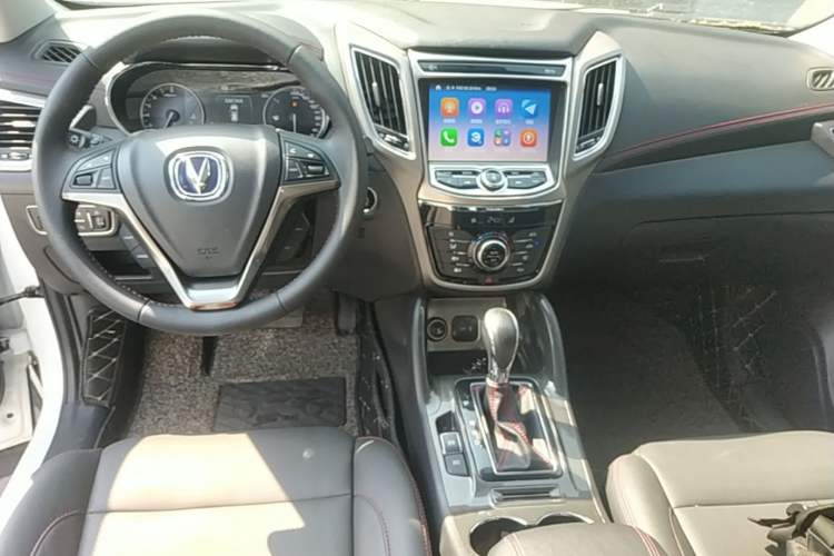 Used CHANGAN CS75 2017 Shangkui Edition 1.5T Automatic Fengxiang Model Center Console