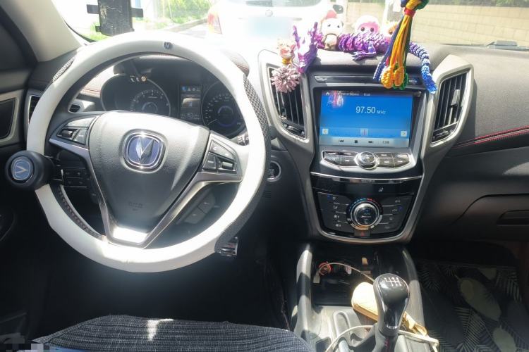 Used CHANGAN CS75 2017 Shangkui Edition 1.5T Manual Fengxiang Model Center Console