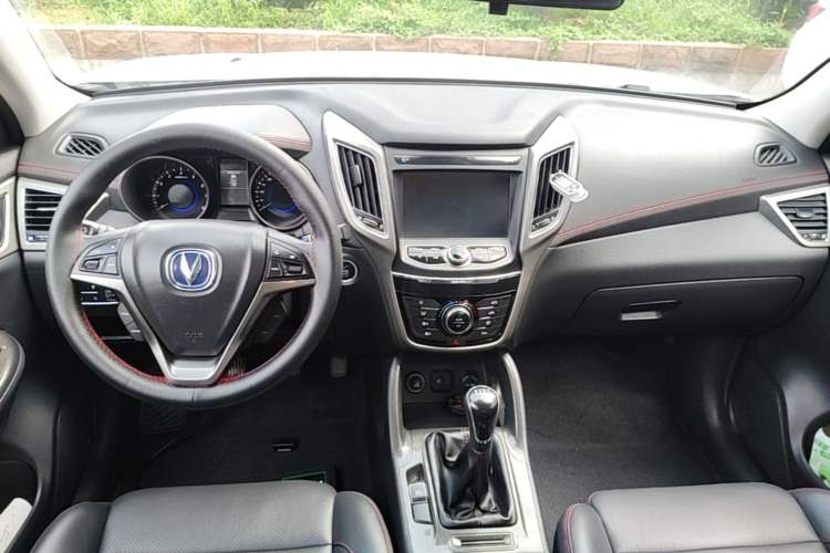 Used CHANGAN CS75 2017 Shangkui Edition 1.5T Manual Fengxiang Model Center Console