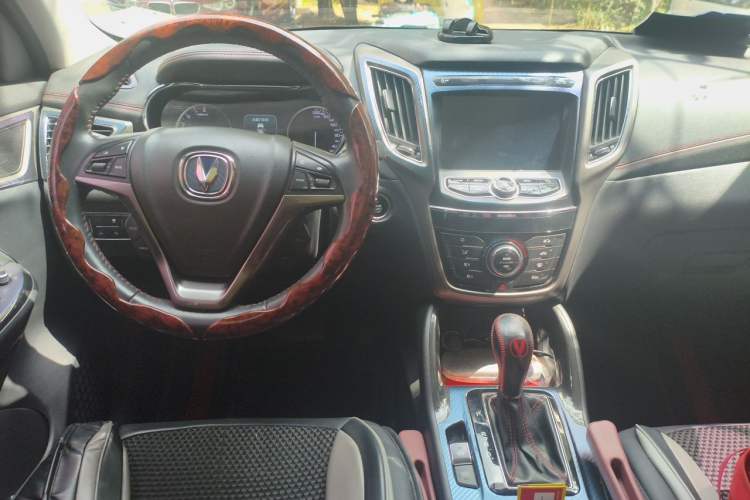 Used CHANGAN CS75 2017 Shangkui Edition 1.5T Automatic Fengxiang Model Center Console