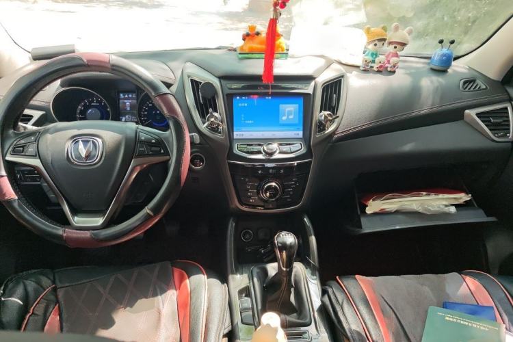 Used CHANGAN CS75 2017 Shangkui Edition 1.5T Manual Fengxiang Model Center Console