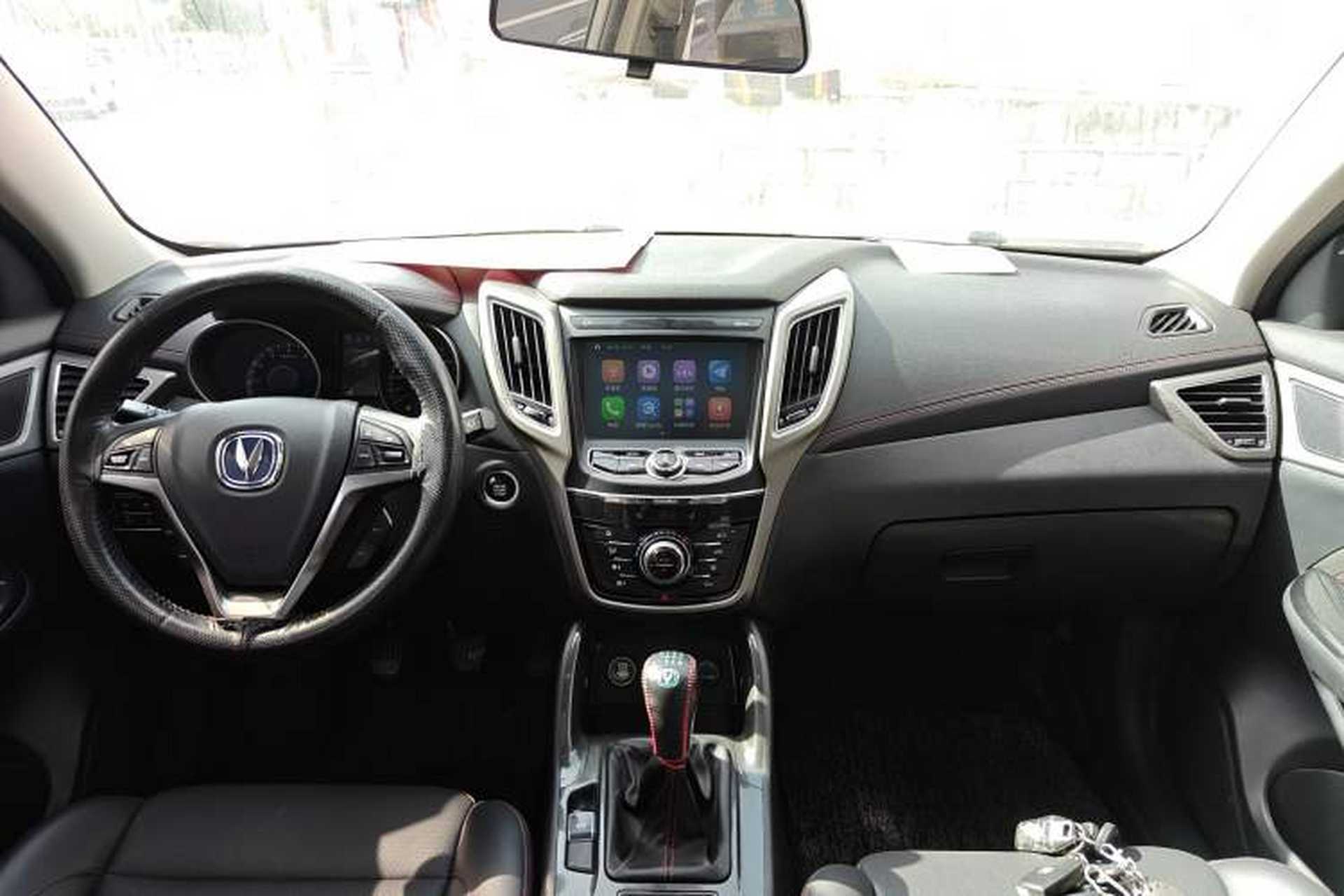 Used CHANGAN CS75 2017 Shangku Edition 1.5T Manual ZhiXiang Model Center Console