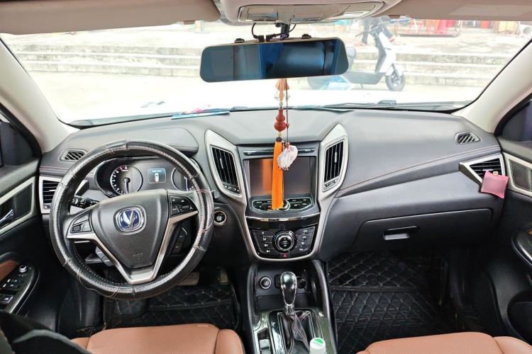 Used CHANGAN CS75 2017 Shangkui Edition 1.5T Automatic Fengxiang Model Center Console