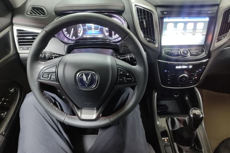 Used CHANGAN CS75 2017 Shangkui Edition 1.5T Manual Fengxiang Model Center Console