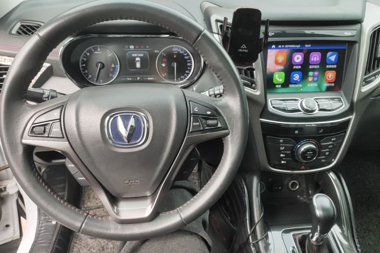 Used CHANGAN CS75 2017 Shangkui Edition 1.5T Automatic Fengxiang Model Center Console