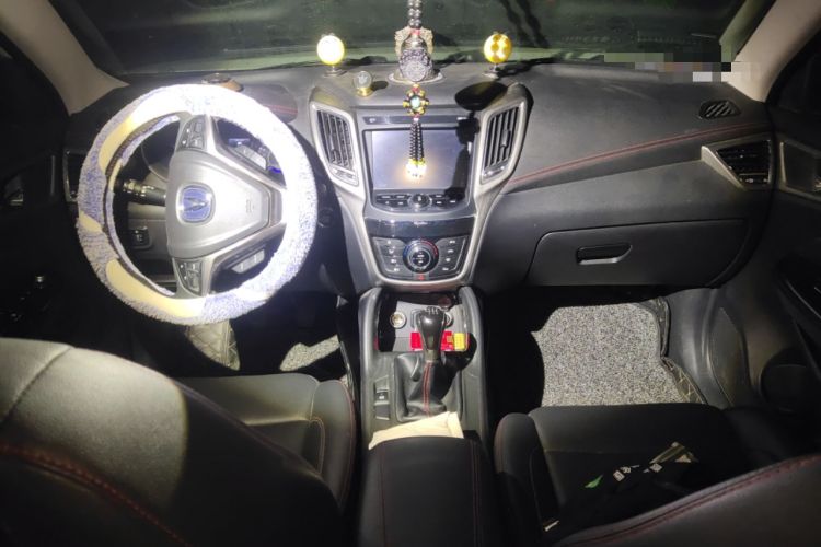 Used CHANGAN CS75 2017 Shangkui Edition 1.5T Manual Fengxiang Model Center Console