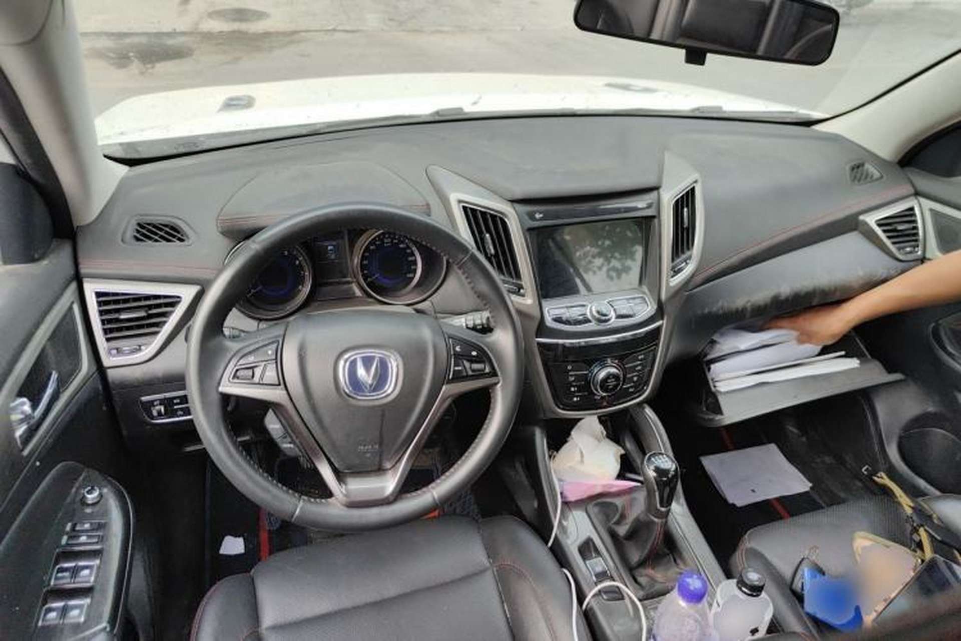 Used CHANGAN CS75 2017 Shangkui Edition 1.5T Manual Fengxiang Model Center Console