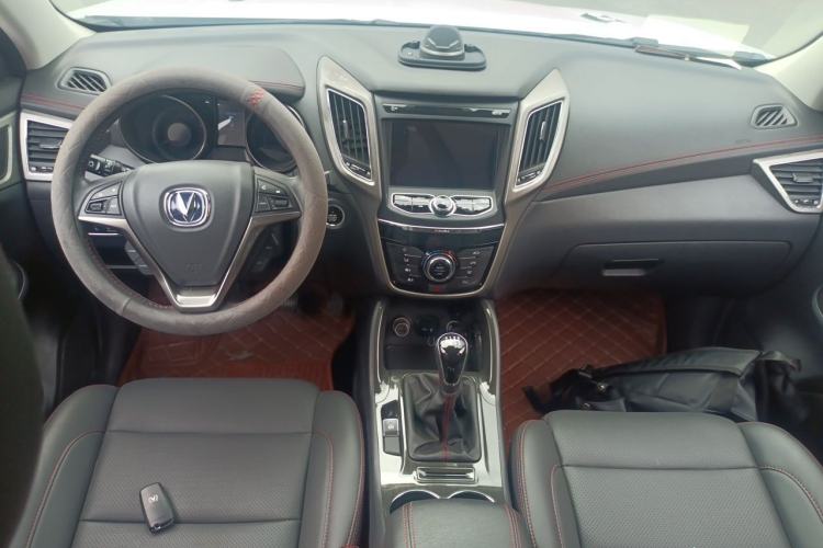 Used CHANGAN CS75 2017 Shangkui Edition 1.5T Manual Fengxiang Model Center Console