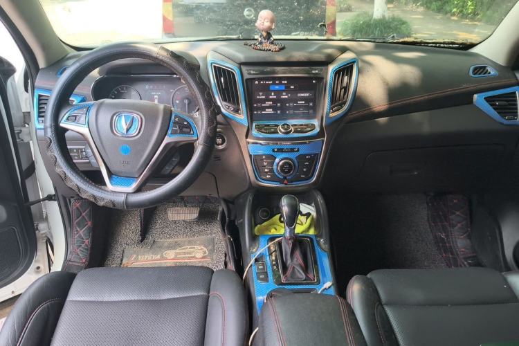 Used CHANGAN CS75 2017 Shangkui Edition 1.5T Automatic Fengxiang Model Center Console