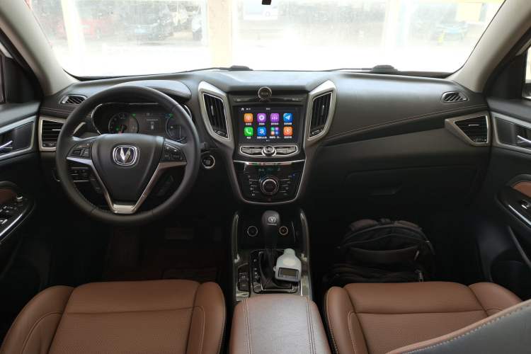 Used CHANGAN CS75 2017 Shangkui Edition 1.8T Automatic All-Wheel-Drive Elite Model Center Console