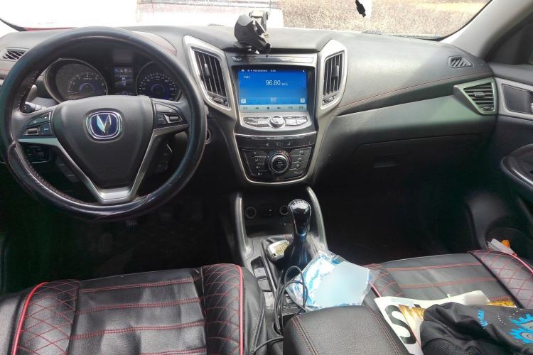 Used CHANGAN CS75 2017 Shangkui Edition 1.5T Manual Fengxiang Model Center Console
